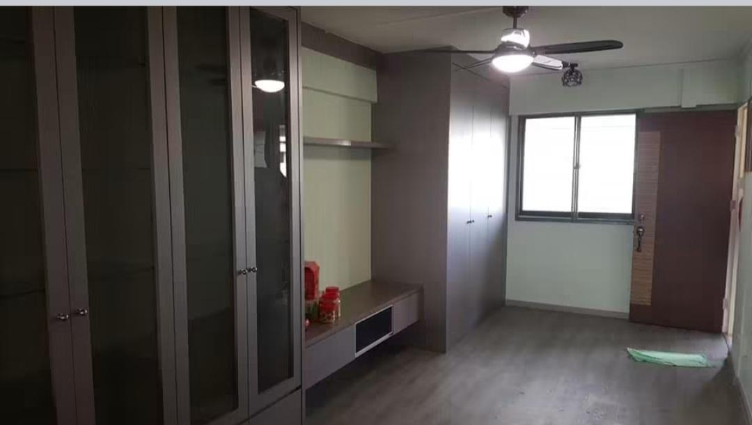 Living room with ceiling fan and mirrored wardrobe