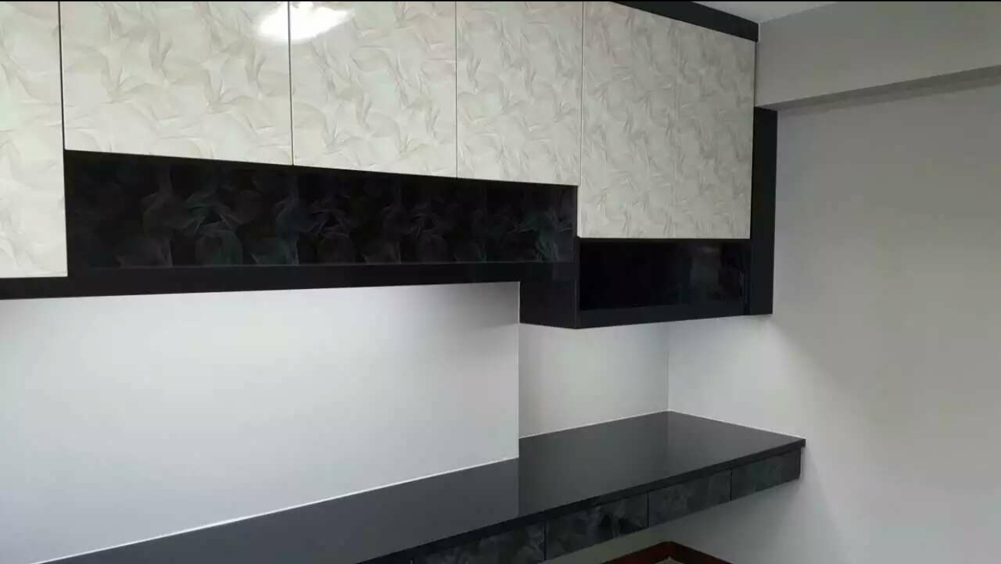 Kitchen cabinetry with patterned finish