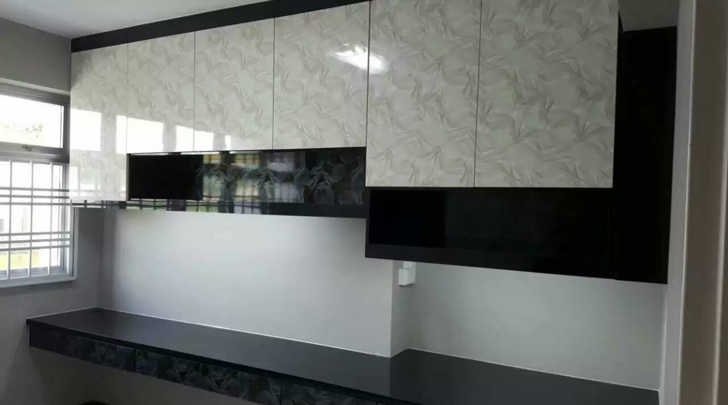 Kitchen wall cabinets with patterned finish